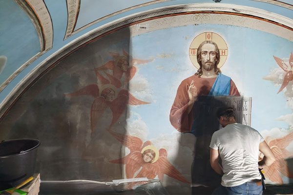 Очистка стен храма от сажи и копоти